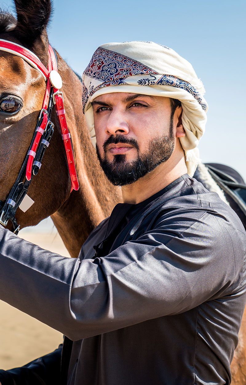 arabian-man-with-horse-in-the-desert-79P3F27.jpg